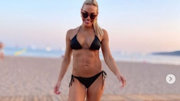 Ιωάννα Μαλέσκου: Φωτογραφίες με μαύρο μπικίνι σε παραλία – Εντυπωσιάζει με τους κοιλιακούς της