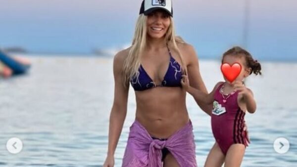 Iωάννα Μαλέσκου: Στη θάλασσα με την κόρη της – Φωτογραφίες