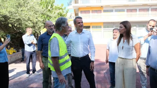 Επίσκεψη Μητσοτάκη – Ζαχαράκη στο 3ο Γυμνάσιο Ζωγράφου – Ανακαινίζονται 431 σχολεία σε όλη την Ελλάδα για τη νέα χρονιά