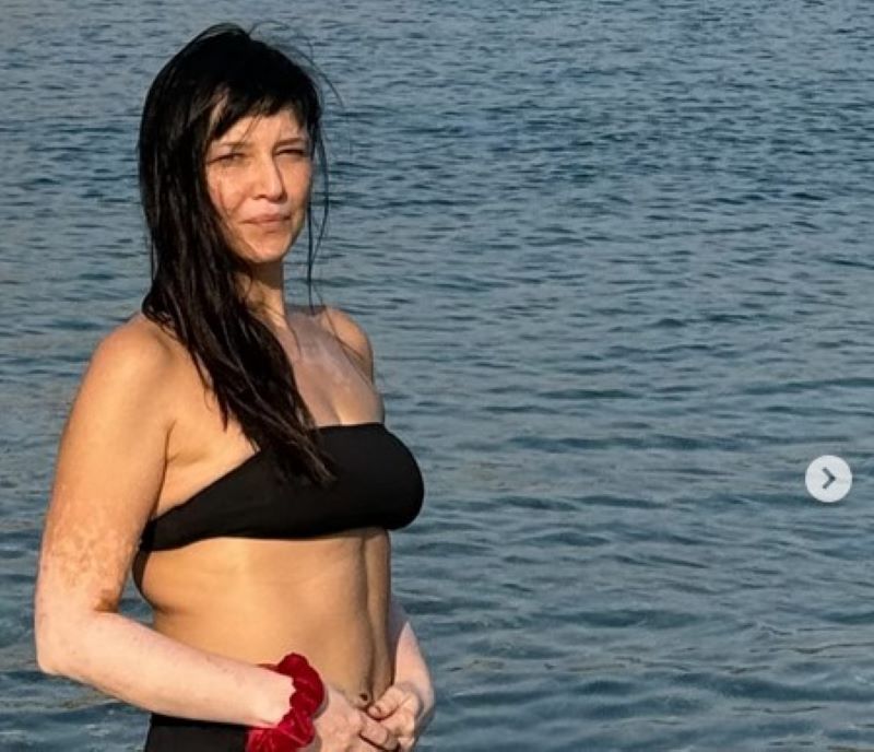 Αθηναϊς Νέγκα: Ποζάρει χωρίς ρετούς με μπικίνι: «Είμαι 51 και έχω 4 κοιλιακούς αλλά και ένα καλό παχάκι πλάτης…»