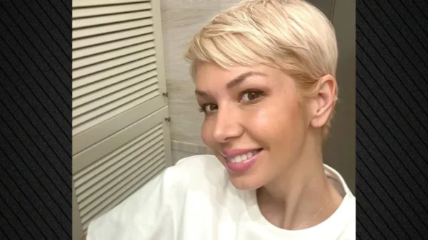 Το τελευταίο αντίο στην Αλεξάνδρα Νικολαίδου – Συντετριμμένοι η μητέρα της και ο σύντροφος της Ντέμης Νικολαΐδης στην κηδεία