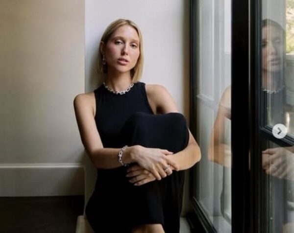 Ολυμπία Ντε Γκρες: Έγινε νονά – Βάπτισε τον γιο του Ρόμπερτ Μαξιμιλιανού και της Άννας Γκετί