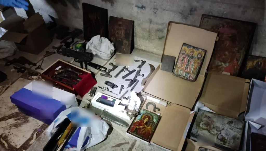 Βρέθηκαν όπλα και πυρομαχικά σε κάδο απορριμμάτων στην Καισαριανή – Φωτογραφίες