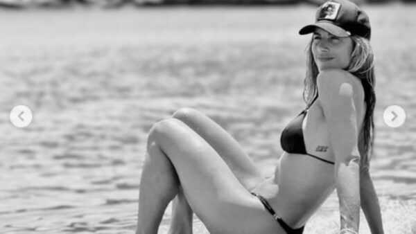 Ντορέττα Παπαδημητρίου: Οι φωτογραφίες «on the rocks» με μπικίνι σε παραλία της Ίου