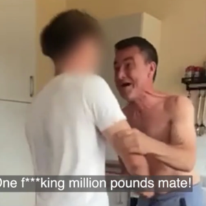 Βρετανία: Bίντεο από τη στιγμή που καρκινοπαθής πατέρας λέει στο γιό του ότι κέρδισε 1 εκατ λίρες – Στην Ελλάδα θα έρθουνγια τις πρώτες  διακοπές