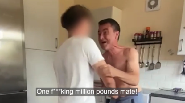 Βρετανία: Bίντεο από τη στιγμή που καρκινοπαθής πατέρας λέει στο γιό του ότι κέρδισε 1 εκατ λίρες – Στην Ελλάδα θα έρθουνγια τις πρώτες  διακοπές