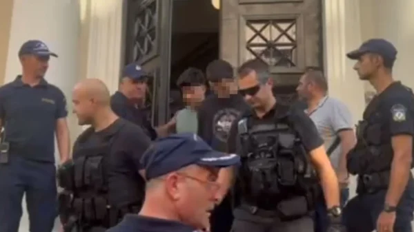 «Κάψατε την Πάτρα, ντροπή» φώναζε το εξοργισμένο πλήθος στους συλληφθέντες για τις φωτιές – Την Κυριακή θα απολογηθούν