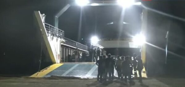 Ρυμουλκήθηκε στα Νέα Στύρα το φέρι μποτ που έπεσε σε ξέρα – Αγωγές θα καταθέσουν οι επιβάτες – Η ανακοίνωση της εταιρίας (βίντεο)