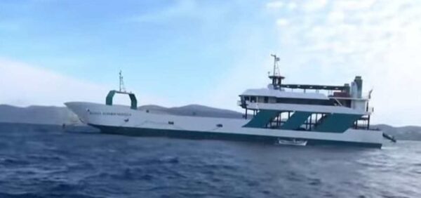 Νέα Στύρα: Κρατείται ο καπετάνιος του πλοίου που έπεσε σε ξέρα – «Δεν είδα την ξέρα, κόλλησαν τα πηδάλια», είπε