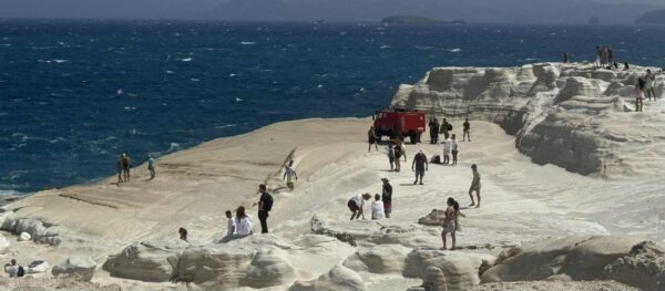 Τραγωδία στη Μήλο: Πνίγηκαν δύο τουρίστες – Παρασύρθηκαν από τους ανέμους  στο Σαρακήνικο – Πως έπεσαν στη θάλασσα