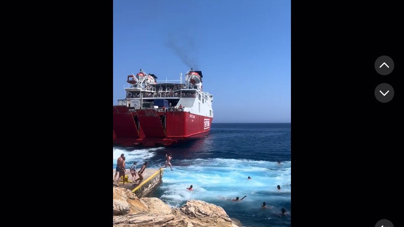 Σίκινος: Λιμενικοί προσπάθησαν να σταματήσουν τους “απονεριστές” που βουτούν πίσω από τα πλοία που φεύγουν (βίντεο)