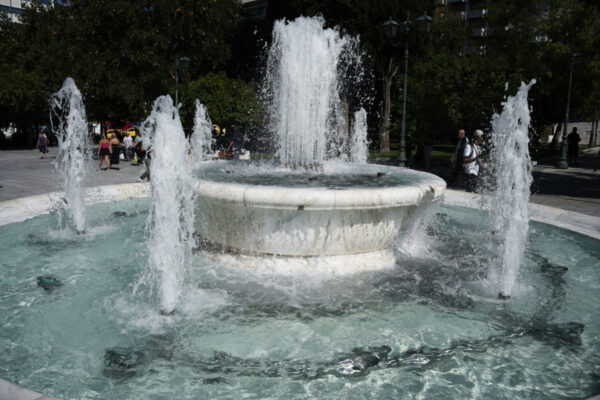 Δήμος Αθηναίων: Επαναλειτουργεί το σιντριβάνι στην πλατεία Συντάγματος – Έργο του Τσίλλερ