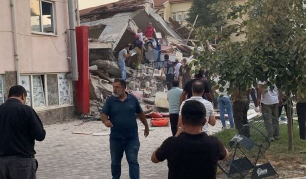 Σεισμός 6,1 Ρίχτερ στην Τουρκία: Κατέρρευσαν κτίρια στο Μπαλικεσίρ – Έγινε αισθητός και στα νησιά του ανατολικού Αιγαίου – Βίντεο