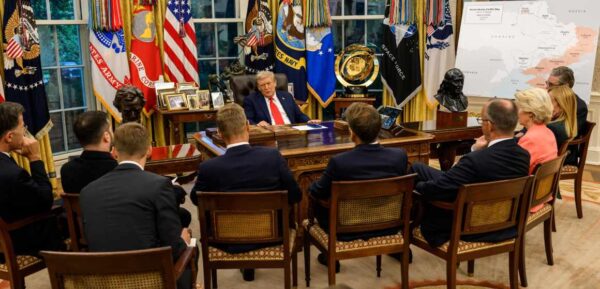 Λευκός Οίκος: Οι φωτογραφίες από το Οβάλ Γραφείο με τον Τράμπ και τους Ευρωπαίους ηγέτες – «Ο δάσκαλος και οι μαθητές», τα σχόλια