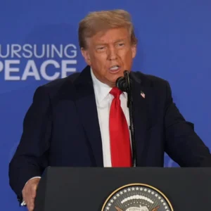 Ο Τραμπ στην WSJ: «Η ενέργειά μου οφείλεται στην ασπιρίνη, στα πολύ καλά γονίδια και στα McDonald’s»