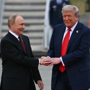 «Είχα μια καλή και παραγωγική τηλεφωνική επικοινωνία με τον Πούτιν», λέει ο Τράμπ λίγο πριν συναντηθεί με τον Ζελένσκι