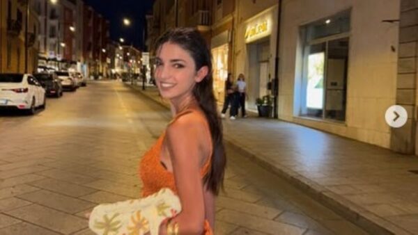 Ιφιγένεια Τζόλα: Σε σκάφος απολαμβάνει τα μπάνια της στα καταγάλανα νερά της Σαρδηνίας – Φωτογραφίες και βίντεο