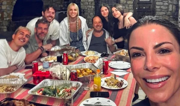 Χάρης Βαρθακούρης: Το οικογενειακό τραπέζι στην Πάρο με τον Γιάννη Πάριο και όλη την οικογένεια