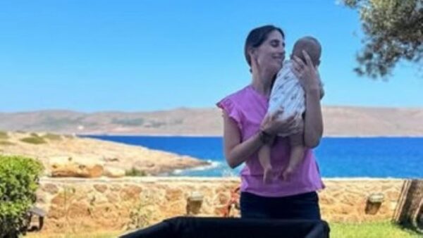 Παυλίνα Βουλγαράκη: Φωτογραφίες από τις πρώτες διακοπές με την κόρη της