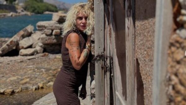 Ελεωνόρα Ζουγανέλη: Φωτογραφίζεται στους ανεμόμυλους της Χίου – «Αφουγκράζονται την ανάσα του Αιγαίου»