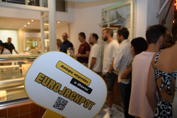 «Όλα κερασμένα από τον Μάκη που κέρδισε το Eurojackpot» – Τι έγινε το περασμένο Σάββατο σε τρία καταστήματα στην πλατεία Καρύτση και την πλατεία Μαβίλη (vid)