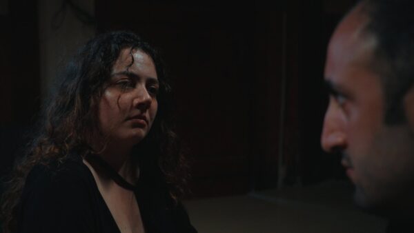 «Η γη της ελιάς»: Η Άννα αρπάζει ένα όπλο και σκοτώνει τους βασανιστές της –  Πρεμιέρα απόψε στις 21:00 – Τρέϊλερ