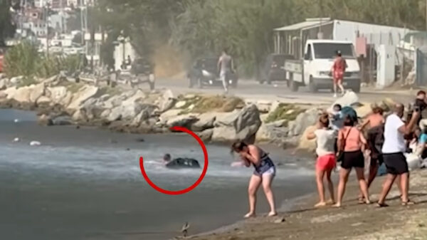 Σκιάθος: Τουρμπίνες αεροσκάφους εκτοξεύουν βαλίτσες  τουριστών μέσα στη θάλασσα – Δείτε βίντεο