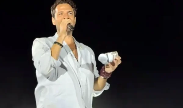 Κωνσταντίνος Αργυρός: Η συγκίνηση του για το δώρο που του έκαναν σε συναυλία του (Βίντεο)