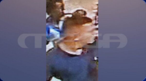 Ακρόπολη: Αυτός είναι ο 17χρονος που άρπαξε το μωρό και το άφησε στο σούπερ μάρκετ – H στιγμή της αρπαγής από τα Καμίνια (βίντεο)