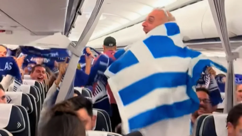 Στο πλευρό της Εθνικής οι Έλληνες φίλαθλοι – Συνθήματα και  πανηγυρισμοί μέσα στο αεροπλάνο για την Λετονία (βίντεο)