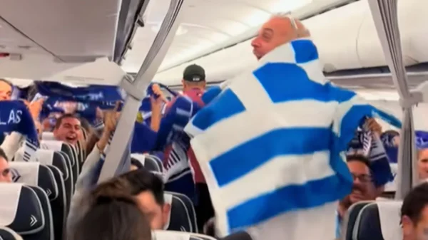 Στο πλευρό της Εθνικής οι Έλληνες φίλαθλοι – Συνθήματα και  πανηγυρισμοί μέσα στο αεροπλάνο για την Λετονία (βίντεο)
