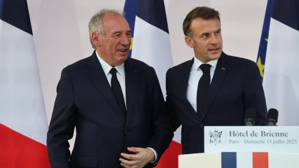 Γαλλία: Κατέρρευσε η κυβέρνηση Μπαϊρού – Tα βλέμματα όλα στον Μακρόν – Τα σενάρια της επόμενης μέρας