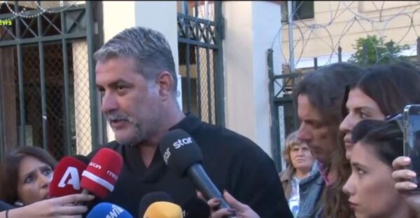 Βασίλης Μπισμπίκης: Διακόπηκε η δίκη  του για το τροχαίο – Ζητά να καταθέσει ο αστυνομικός με τον οποίο είχε επικοινωνήσει η συνεργάτιδα του   (βίντεο)