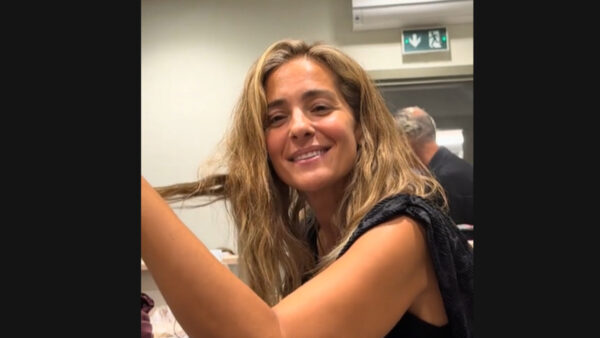 Νατάσσα Μποφίλιου: Το βίντεο από την προετοιμασία της για συναυλία – «Δείξε τα μαλλιά μου, θα τα βάλω φούστα μετά»