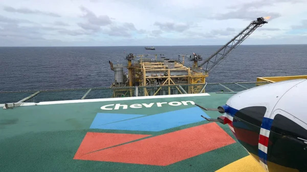 Έπεσαν υπογραφές για Chevron – Helleniq Energy – Αρχίζουν οι έρευνες στα 4 «οικόπεδα» Κρήτης και Πελοποννήσου