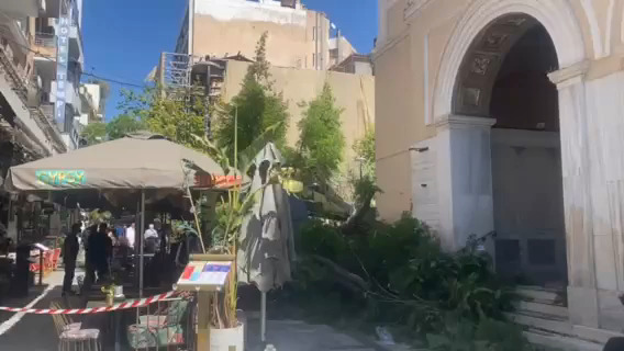 Έπεσε δένδρο στο κέντρο της Αθήνας – Δύο τραυματίες – Στο νοσοκομείο μεταφέρθηκε μία γυναίκα (βίντεο)