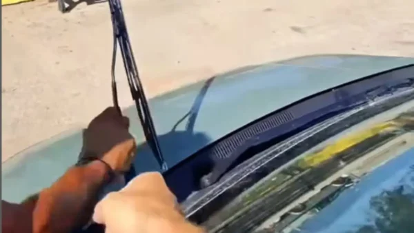 Έρευνα του Λιμενικού με εντολή Κικίλια για κόλπο με υαλοκαθαριστήρες από Ρομά στο λιμάνι της Αρκίτσας – Βίντεο
