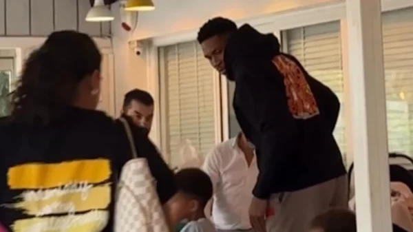 Γιάννης Αντετοκούνμπο: Με την οικογένειά του σε ταβέρνα της Πεντέλης