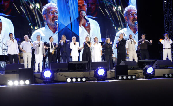 Στέλιος Καζαντζίδης: H μεγαλειώδης συναυλία του ΟΛΟΙ ΜΑΖΙ ΜΠΟΡΟΥΜΕ στο Καλλιμάρμαρο