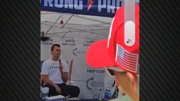 ΗΠΑ: Δολοφόνησαν  τον συντηρητικό ακτιβιστή Τσάρλι Κερκ , υποστηρικτή του Τράμπ στη Γιούτα – Βίντεο από τη στιγμή του πυροβολισμού