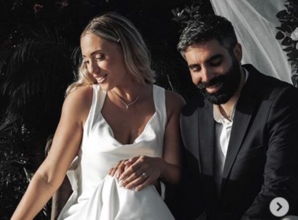 Άννα Κορακάκη:  Αποκάλυψε ότι παντρεύτηκε και δημοσίευσε φωτογραφίες από το γάμο της