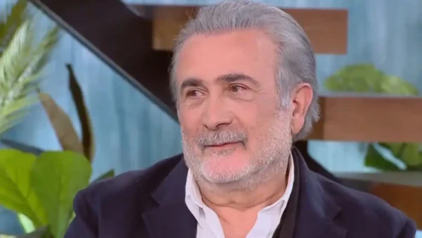 Λάκης Λαζόπουλος: Σε μία παράσταση η μητέρα μου έβγαλε τη φωτογραφία του πατέρα μου να με ακούσει και αυτός