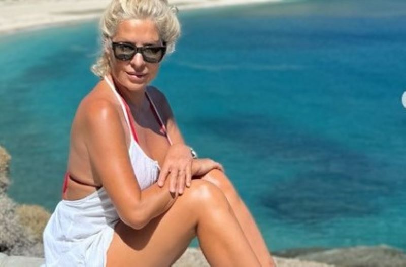 Ελένη Μενεγάκη: Φωτογραφίες και βίντεο από την παραλία και τα φιλιά με τον Ματέο Παντζόπουλο