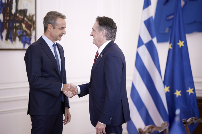 Συνάντηση του Πρωθυπουργού με τον Αμερικανό υπουργό Εσωτερικών:  Οι ΗΠΑ θεωρούν την Ελλάδα στρατηγικό εταίρο, μπορούμε να επεκτείνουμε την ενεργειακή συνεργασία μας