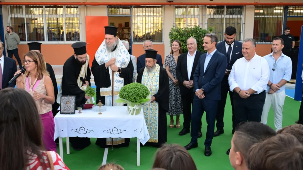 Μητσοτάκης: Στο 8ο Δημοτικό Νέας Φιλαδέλφειας για τον αγιασμό – Το σχολείο ανακαινίστηκε με το πρόγραμμα «Μαριέττα Γιαννάκου» – Βίντεο