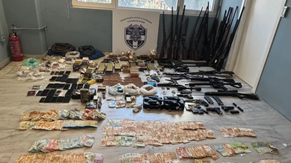 Κρήτη: Στον εισαγγελέα τα μέλη της εγκληματικής οργάνωσης – Ένα δωμάτιο γέμισαν τα κατασχεμένα ναρκωτικά, όπλα και χρήματα – Νέες λεπτομέρειες για την δράση τους