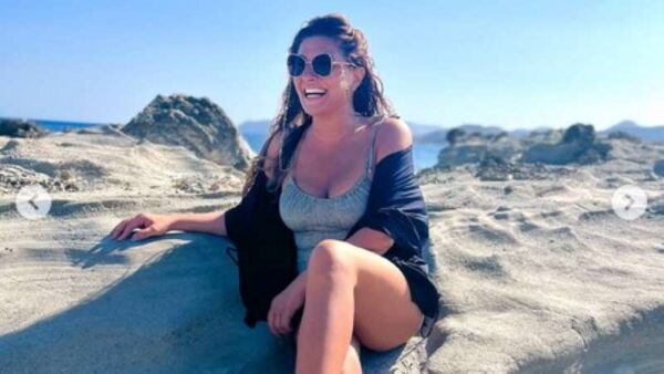 Έλενα Παπαρίζου: Στιγμιότυπα από τις διακοπές της στην Κίμωλο