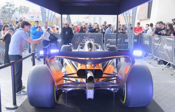 Το μονοθέσιο της McLaren Formula 1 Team περιοδεύει στην Ελλάδα – Πρεμιέρα στη Θεσσαλονίκη στις 6 Σεπτεμβρίου