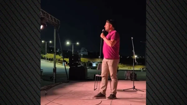 Πάρις Ρούπος : “Παρεξηγήθηκε η φύση των αστείων μου, ακροδεξιά στοιχεία μου επιτίθενται», λέει ο κωμικός για την παράσταση στη Δραπετσώνα