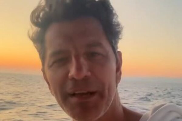 Σάκης Ρουβάς: Εντυπωσιάζει με τις επιδόσεις του στα θαλάσσια σπορ –Bίντεο από τις διακοπές του